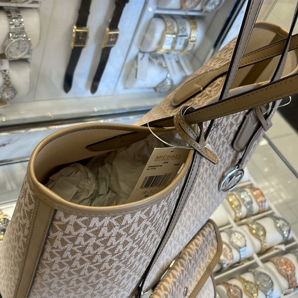 Michael Kors Eva Large Ombré Signature Logo Tote Bag
Husk 
NWT - Picture 11 of 16